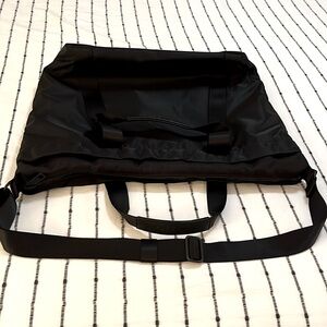 Laptop and Carry lululemon bag in almost new condition